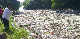 The garbage-choked Río Blanco in Veracruz.