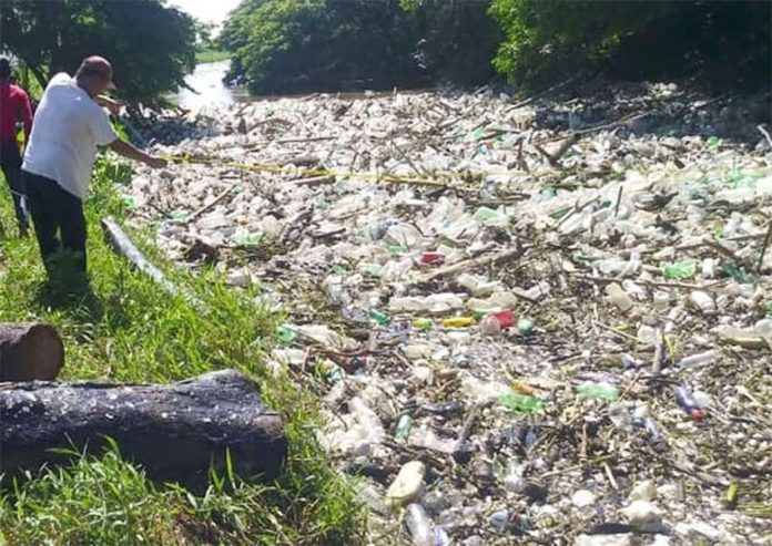 The garbage-choked Río Blanco in Veracruz.