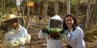 Ortiz, right, and Yucatán beekeepers.