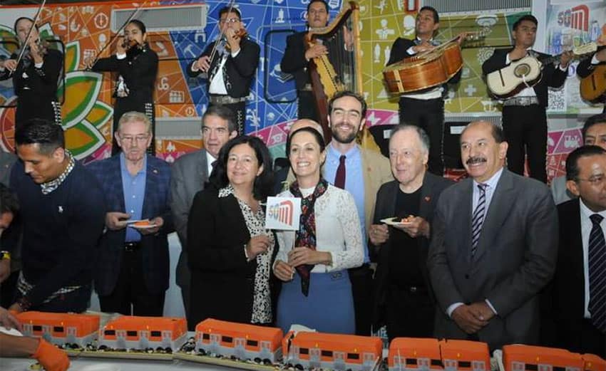 Mayor Sheinbaum, center, at Wednesday's Metro announcement.