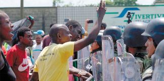 Migrants react in Chiapas after exit visas not forthcoming.