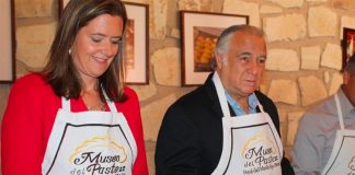 Ambassador Robertson and Tourism Secretary Torruco make pasties in Real de Monte.
