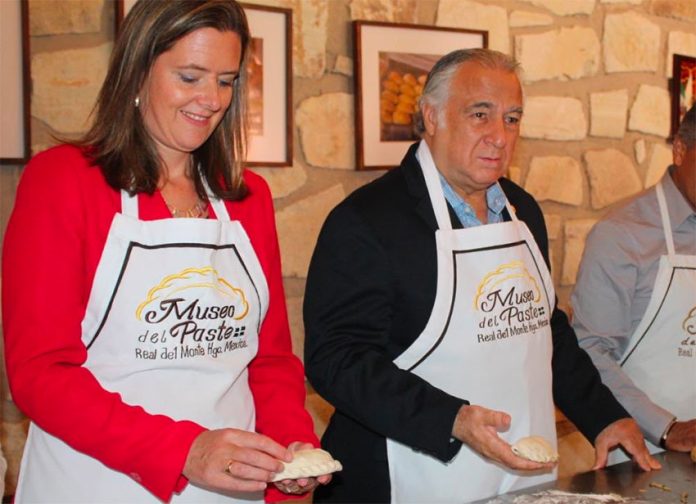 Ambassador Robertson and Tourism Secretary Torruco make pasties in Real de Monte.