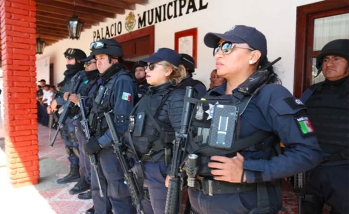 State police take over in Ziracuaretiro, Michoacán.