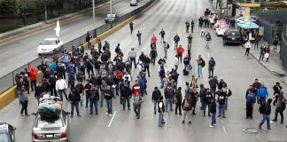 Federal Police blockade the Circuito Interior on Friday.