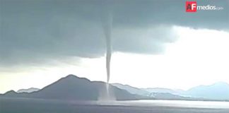 The waterspout that appeared in Manzanillo on Wednesday.
