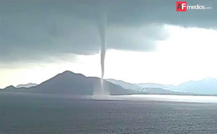The waterspout that appeared in Manzanillo on Wednesday.