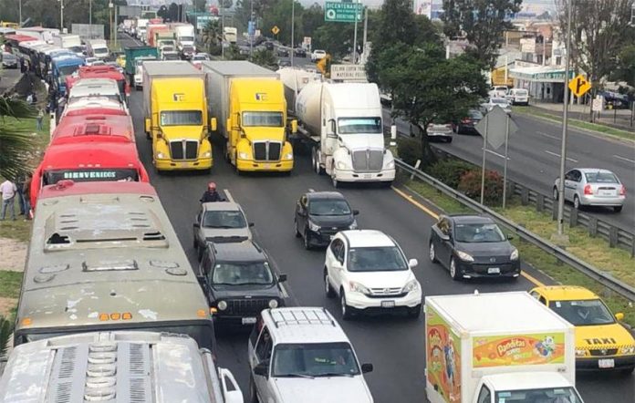 Truckers block the Mexico City-Querétaro highway Tuesday morning.