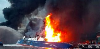 Tuna boat burns in Manzanillo.