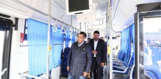 Governor Rodríguez inspects one of the Golden star buses.