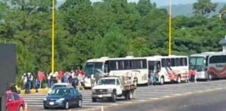 Students help themselves to vehicles on the Morelia-Pátzcuaro highway.