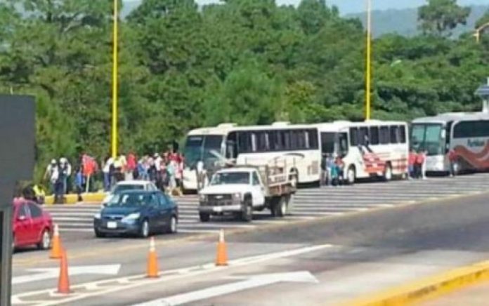 Students help themselves to vehicles on the Morelia-Pátzcuaro highway.