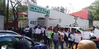 Athletes and trainers protest at Conade on Monday.