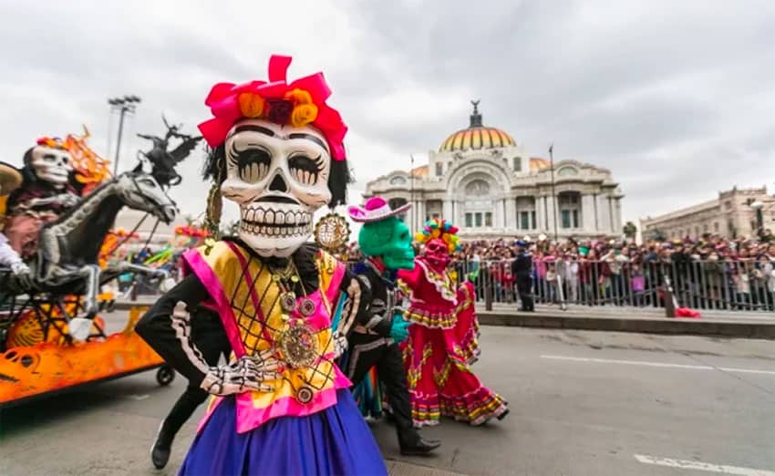 Están en marcha los preparativos para los desfiles del Día de Muertos en la Ciudad de México.