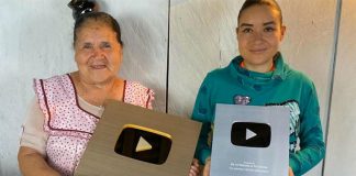 Doña Ángela and her daughter with the YouTube buttons.