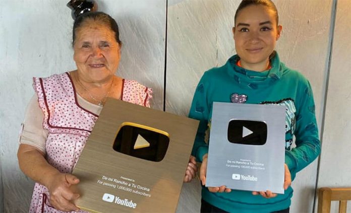 Doña Ángela and her daughter with the YouTube buttons.
