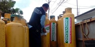A Profeco agent checks propane gas tanks.