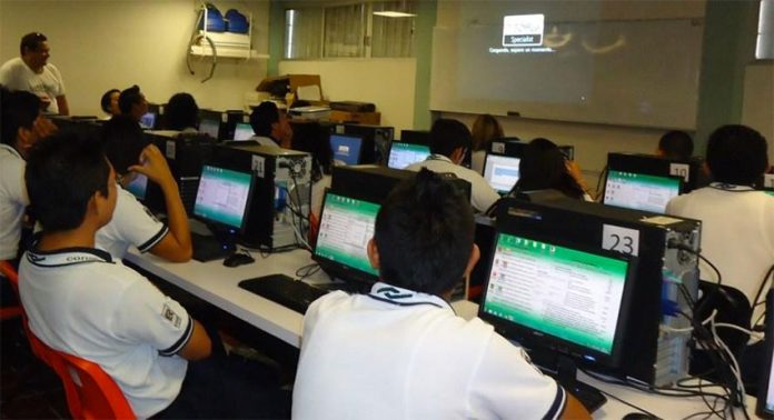 Information technology students at a Mexican trade school.