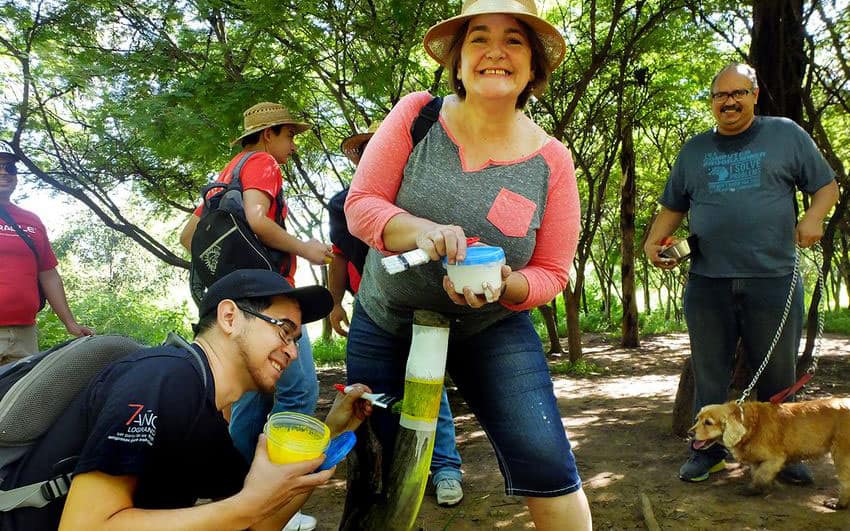 Senderos de México volunteers marking a trail in Centinela Park, Guadalajara.