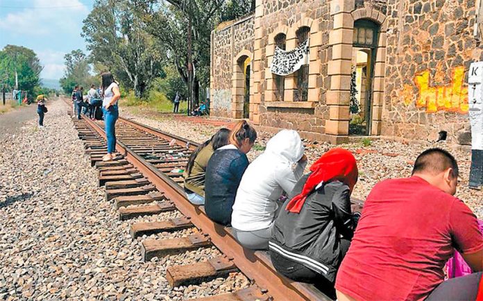 Students block trains in Michoacán.