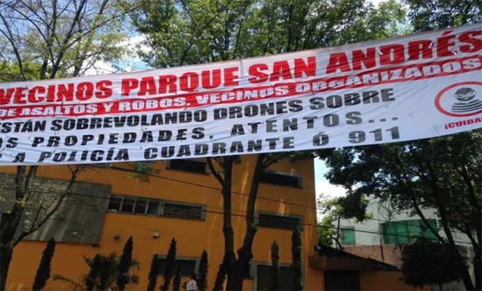 A banner in Coyoacán warned residents in July about drones being used by thieves.