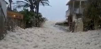 Sea foam invades Villas Sánchez Magallanes in Tabasco.