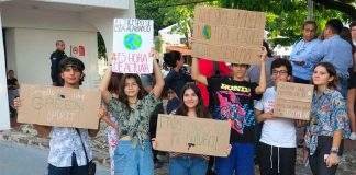 Students say no to mega-hotel project in Cancún.