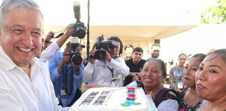 AMLO announced fair prices for honey during a visit to Temozón, Yucatán.