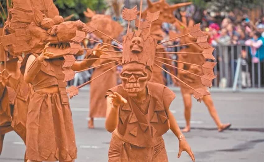'Living statues' of clay were a project by students of the National Autonomous University.