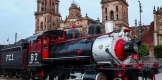 The locomotive Petra on display in the zócalo.