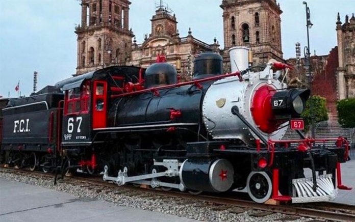 The locomotive Petra on display in the zócalo.