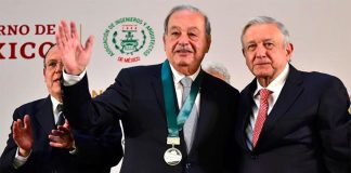 Carlos Slim receives the National Engineering Award from President López Obrador.