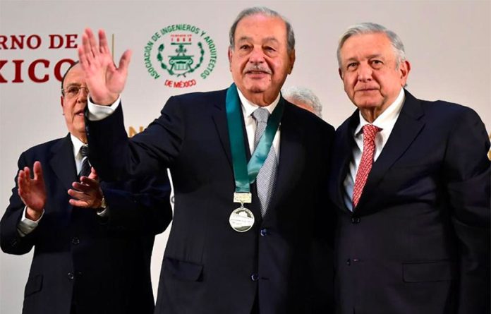 Carlos Slim receives the National Engineering Award from President López Obrador.