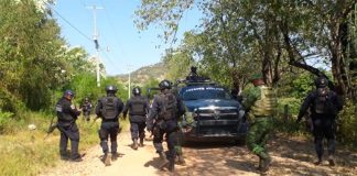 Police at a murder scene in Zirándaro.