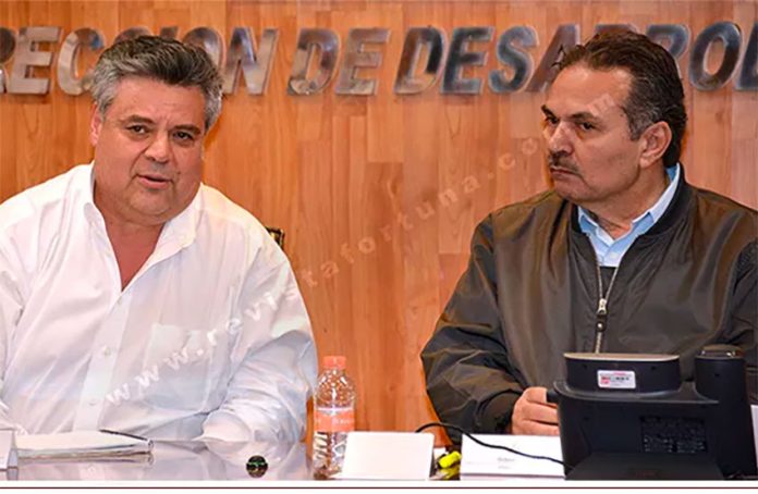 Lozada, left, and Pemex CEO Octavio Romero.