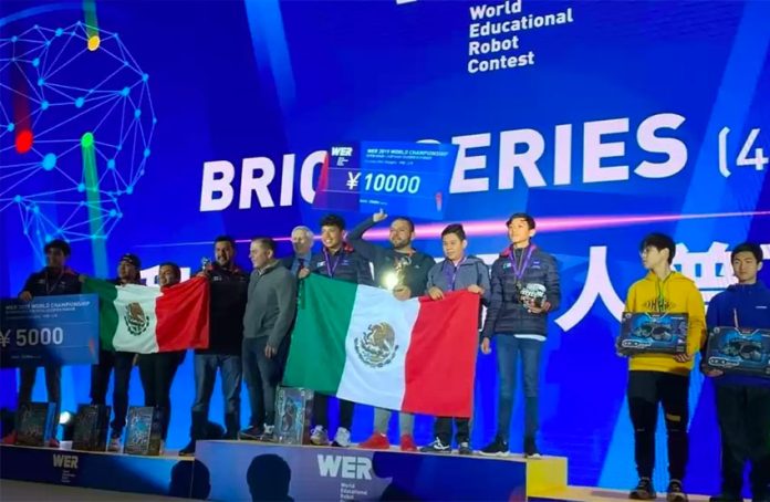 Mexicans at the podium at international robotics contest in China.