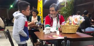 Adalid and the man who ate tacos thanks to the boy's generosity.