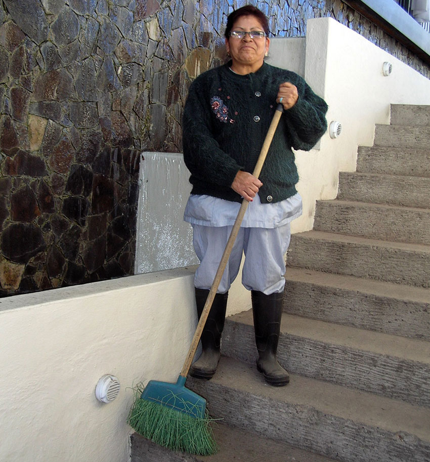 “No leaf blower for me!” Valentina Ramírez of Guadalajara is happy using a broom.