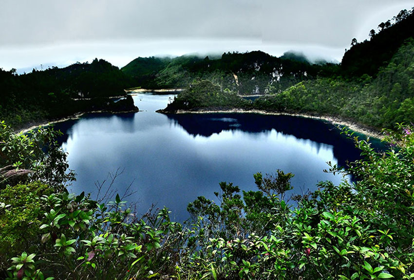 Hourglass-shaped Laguna la Cañada is a great place for kayaking.