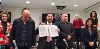 Batres, center, with his proposed bill.