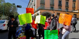 Parents demand medications for their children with a protest in Veracruz.