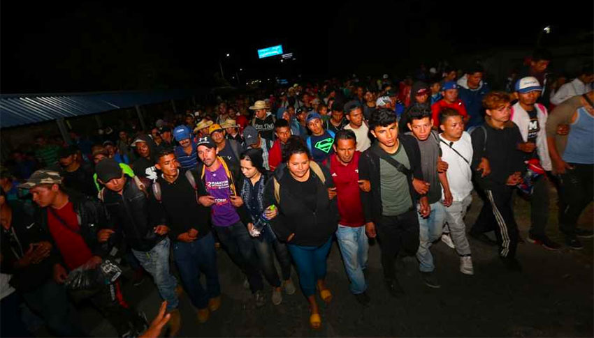 A human chain of migrants on the bridge at Ciudad Hidalgo.