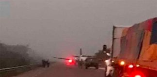 The plane sits on the Chetumal-Mérida highway Monday morning.