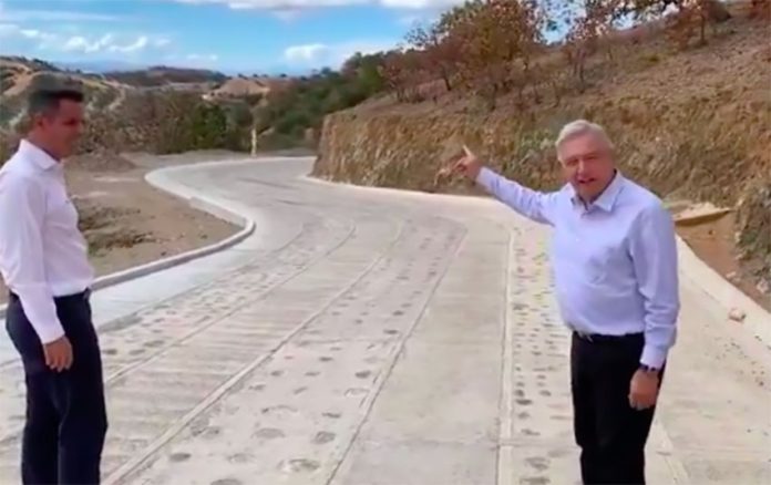 AMLO, right, and Oaxaca Governor Murat inspect the new road.