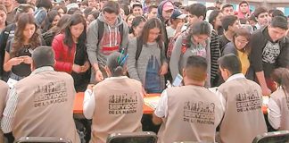 Government workers called servidores provide aid to citizens.