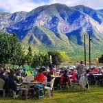 The Bakpak community enjoys an open-air breakfast of chilaquiles on an excursion into La Huasteca.