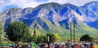 The Bakpak community enjoys an open-air breakfast of chilaquiles on an excursion into La Huasteca.