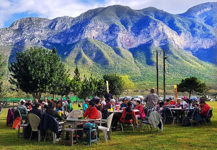 The Bakpak community enjoys an open-air breakfast of chilaquiles on an excursion into La Huasteca.