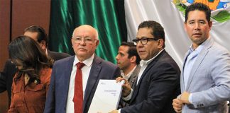 Auditor Colmenares, left, and officials from his office present their report to Congress.