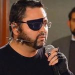 Blogger Velázquez speaks at AMLO's press conference.